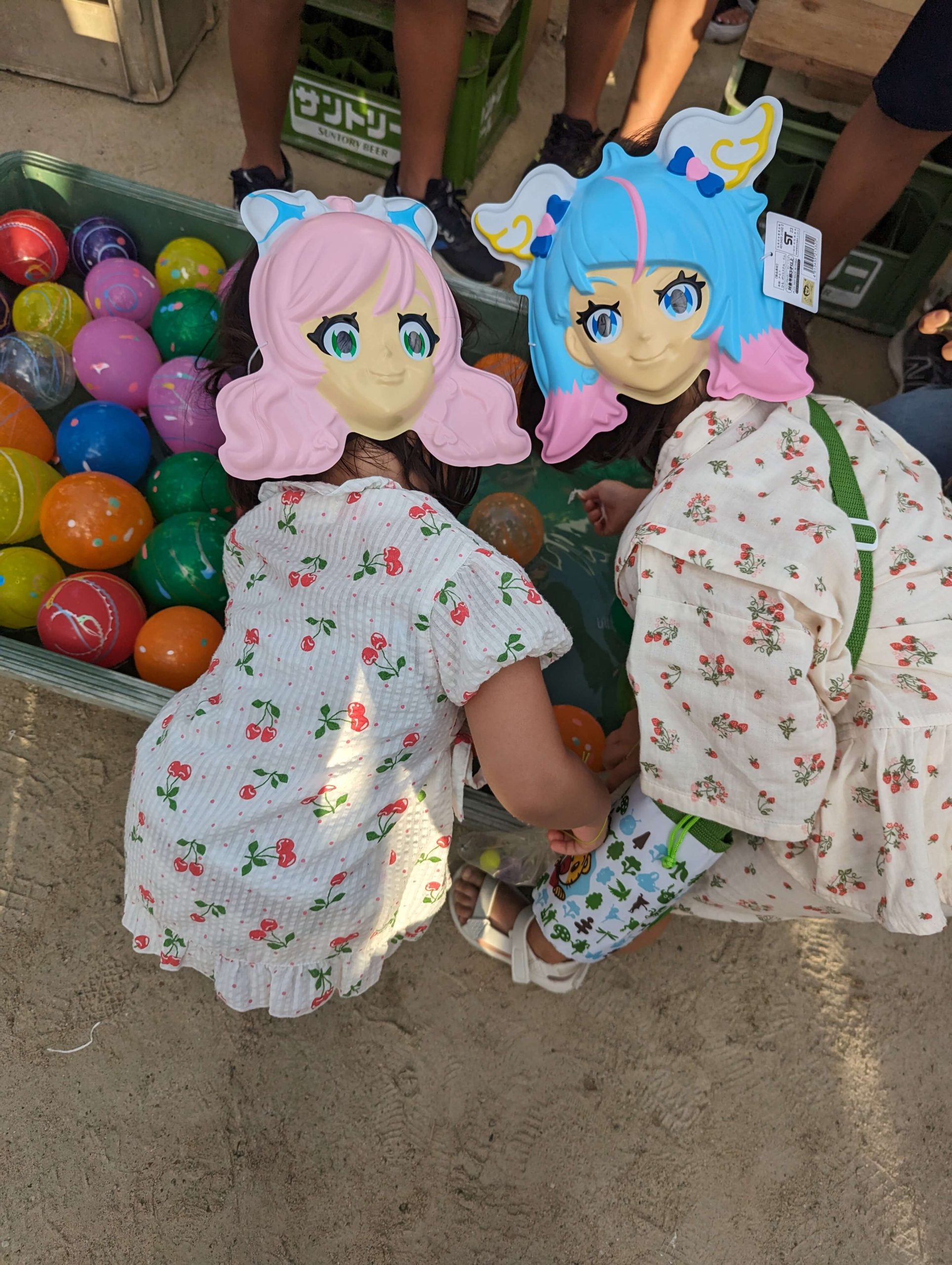 夏祭りでプリキュアのおめんを後頭部につける娘たち