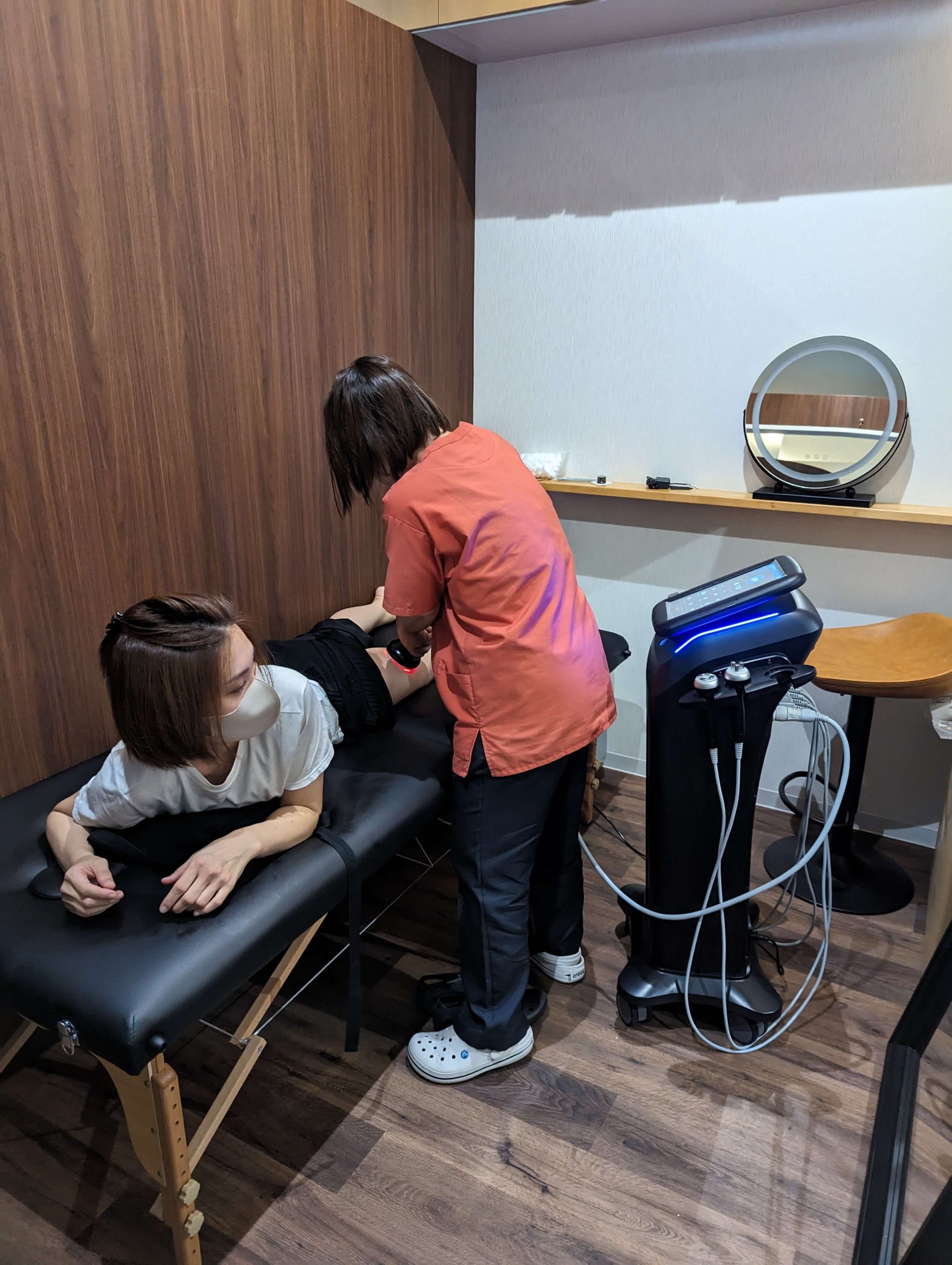美容機器でエステの練習写真